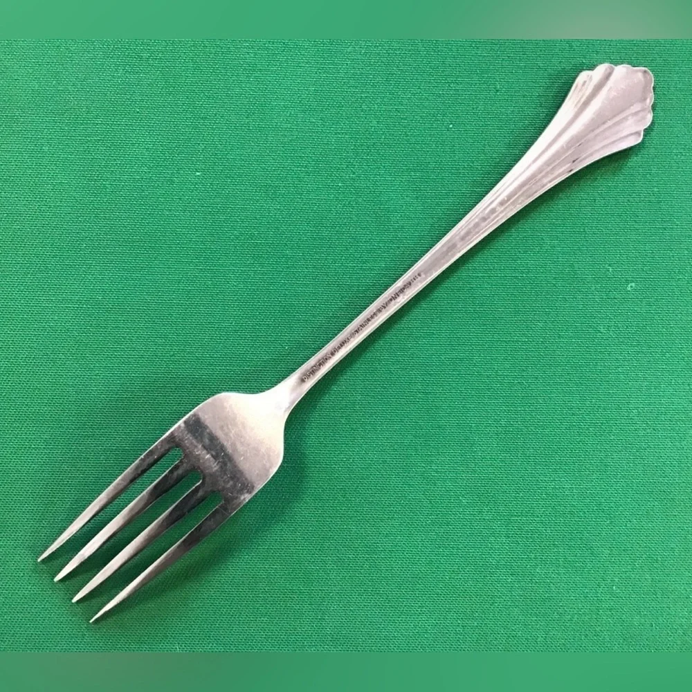 Oneida Bancroft Classic Stainless Steel Dinner Fork - Silver